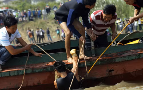 Đến chiều nay, công tác tìm kiếm nạn nhân vẫn đang tiếp tục nhưng thi thể nạn nhân vẫn bặt vô âm tín.