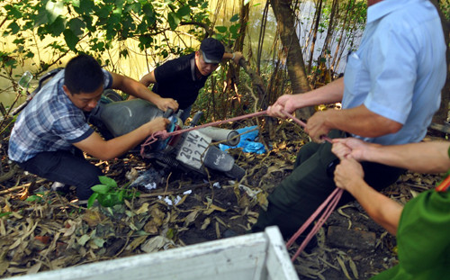 Xe máy Wave màu xanh dương mang BKS: 29M4-1217, bị hư hỏng nặng. Phần đầu xe bị vỡ nhiều bộ phận, bánh và gầm xe bị mắc nhiều rác.