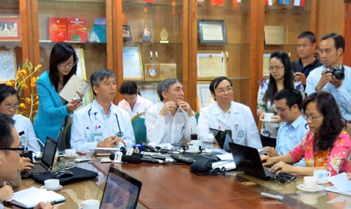 Lãnh đạo BV Bạch Mai, thông tin với cơ quan báo chí.