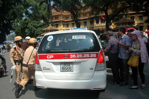 Các chiến sĩ CSGT đưa cụ ông ngất xỉu lên xe rất cận thận