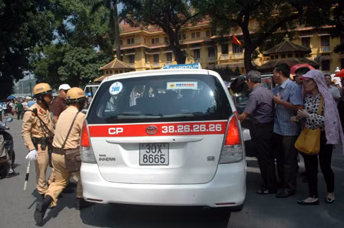 Các chiến sĩ CSGT đưa cụ ông ngất xỉu lên xe rất cận thận