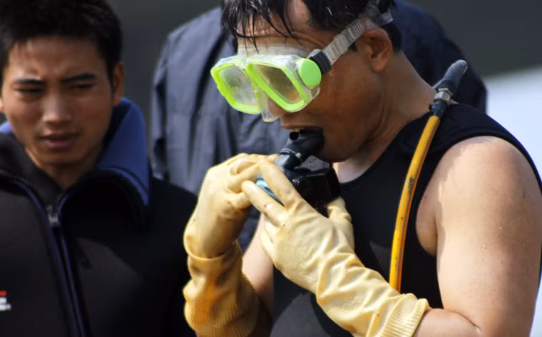 ... ngậm ống thở...