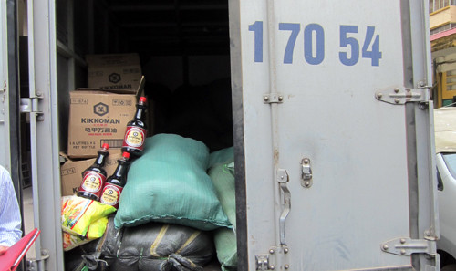 Xe chở nước tương giả bị cơ quan công an bắt.