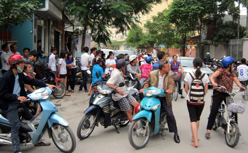 Người dân kéo đến hiện trường rất đông, nhưng không cứu được nạn nhân.