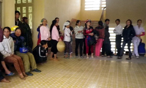 Người thân sản phụ Xuân tập trung đòi làm rõ trách nhiệm.