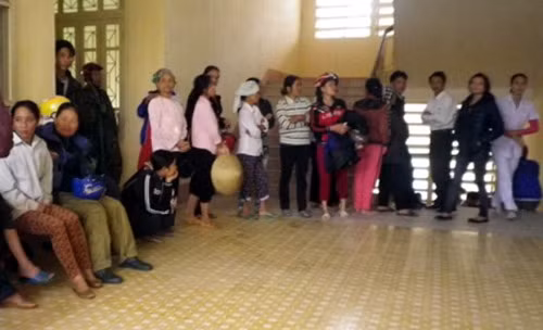 Người thân sản phụ Xuân tập trung đòi làm rõ trách nhiệm.