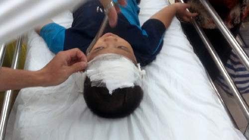 Các cháu nhỏ bị thương đang được cấp cứu.