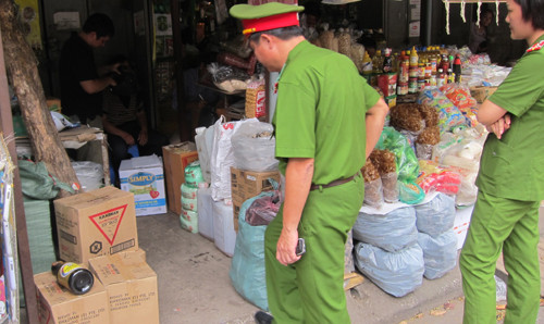 Cơ quan công an kiểm tra, xử lý việc kinh doanh thực phẩm nguy hại, không rõ nguồn gốc bán trên thị trường.