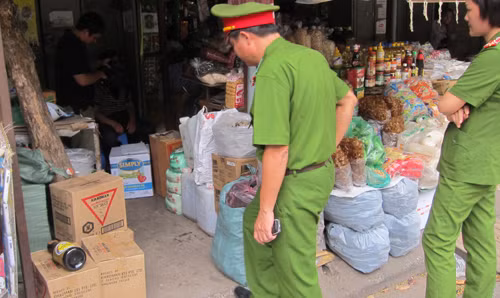 Cơ quan công an kiểm tra, xử lý việc kinh doanh thực phẩm nguy hại, không rõ nguồn gốc bán trên thị trường.