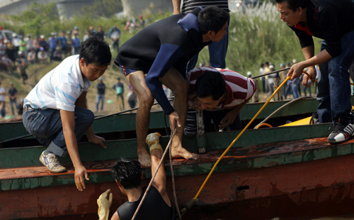 Đội thợ lặn tìm xác nạn nhân Lê Thị Thanh Huyền dưới sông Hồng.