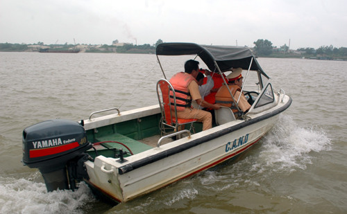 CS đường thủy - Phòng CS đường thủy, Công an TP Hà Nội đi tìm thi thể nạn nhân Huyền.