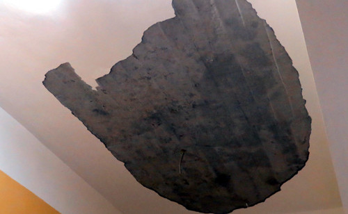 Mảng tường úp xuống khiến 6 cháu nhỏ bi thương.