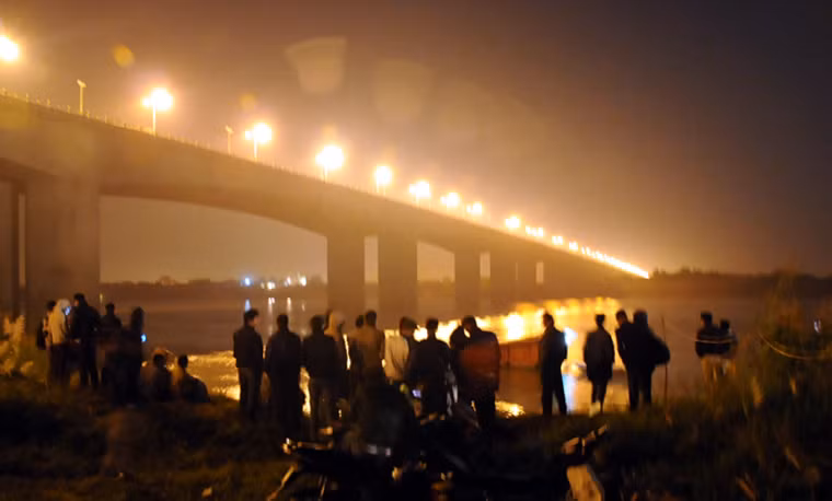 Khu vực chân cầu Thanh Trì, nơi có gần 20 thợ lặn chuyên nghiệp tìm kiếm nạn nhân Huyền.