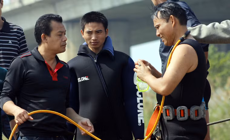 Họ có thể lặn tìm kiếm nạn nhân 3-5 phút mỗi lần.