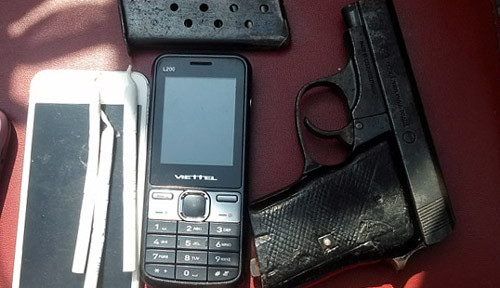 Trong băng đạn đã có sẵn 3 viên dù chưa được lên nòng.