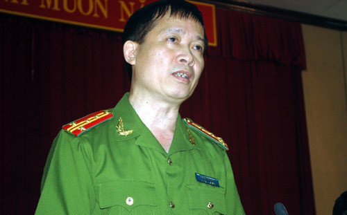 Đại tá Dương Văn Giáp thông tin với báo chí.