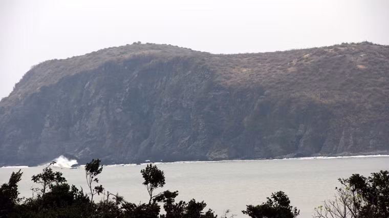 ... góp phần che chắn cho Vũng Chùa