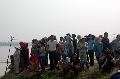 Rất đông người dân ra khu vực cầu Thanh Trì ngóng tin nạn Huyền.