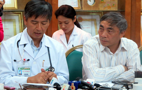 PGS – TS Lợi (ngoài cùng bên trái) nói về BS Tường.