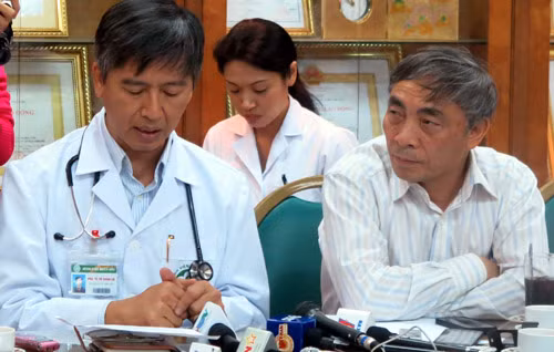 PGS – TS Lợi (ngoài cùng bên trái) nói về BS Tường.