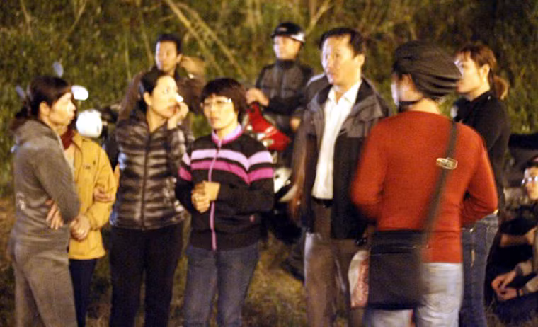 Điều mọi người mong mỏi suốt đêm vẫn là con số không, bởi không chỉ các nhà ngoại cảm cho biết, thi thể nạn nhân đang dưới đáy sông mà cả những người chuyên tìm xác nạn nhân dưới nước cũng nói rằng, xác chị Huyền bị cát vùi khoảng 1m, chưa nổi.