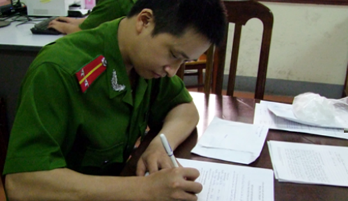 Cơ quan công an lập biên bản xử lý vụ việc.