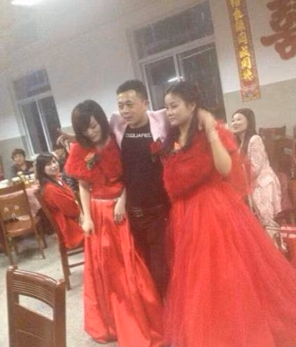 Đám cưới diễn ra hôm 13/4 ở huyện Tân Kiều, thành phố Ninh Ba, tỉnh Chiết Giang, Trung Quốc. Một nam thanh niên họ Sử, sinh năm 1982 đã "may mắn" cưới được hai cô vợ cùng lúc... đám cưới diễn ra hết sức kỳ quặc khi có sự hiện diện của gia đình của cả hai cô dâu.