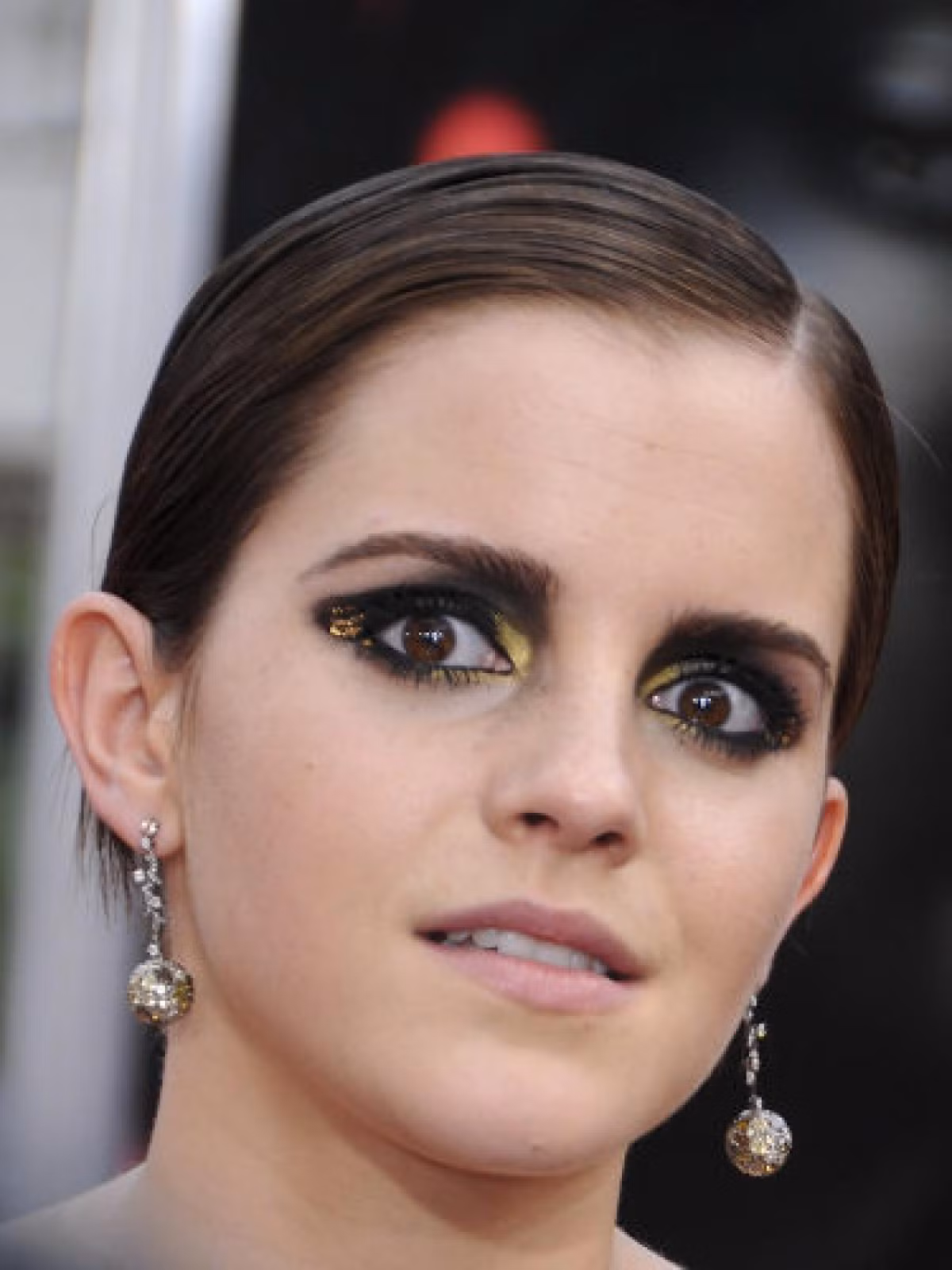 Với khuôn mặt như thế này, mọi người sẽ nghĩ rằng Emma Watson vừa trải qua một đêm mất ngủ.