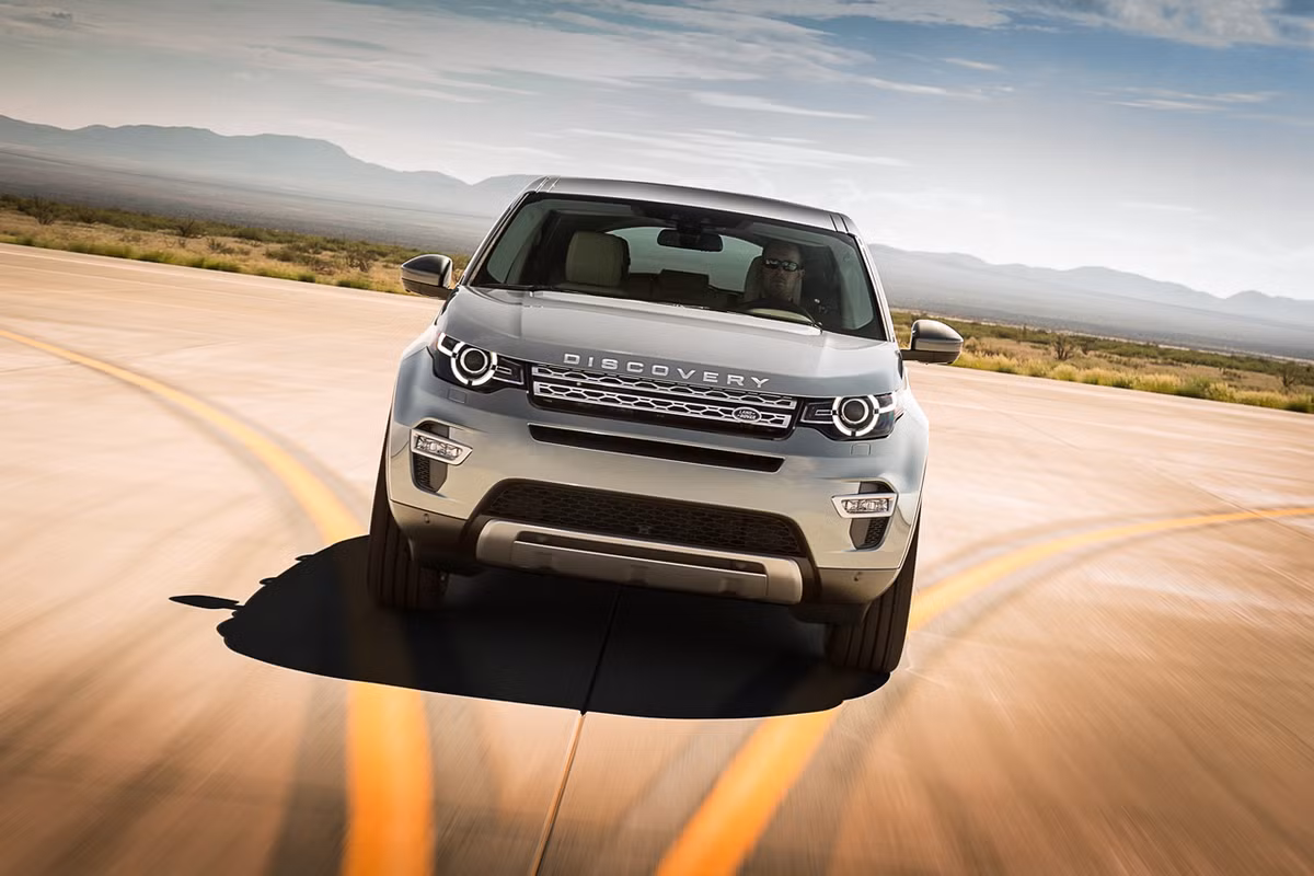 Land Rover Discovery Sport 2015 sử dụng vật liệu chủ yếu là nhôm và thép bo cường lực giúp giảm tối đa trọng lượng của xe. Phần mũi, nóc, chắn bảo vệ phía trước và cốp sau của xe được làm bằng nhôm.
