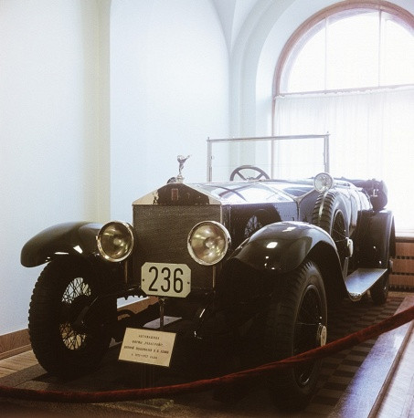 Từ khi trở thành lãnh đạo của Liên Xô, Vladimir Lenin sử dụng 1 xe Turcat-Mery 28, 1 xe Delaunay-Belleville-45 và 1 xe Renault-40 CV. Vào những năm 1920, Lenin sử dụng chiếc Rolls-Royce 40/50 Silver Ghost.