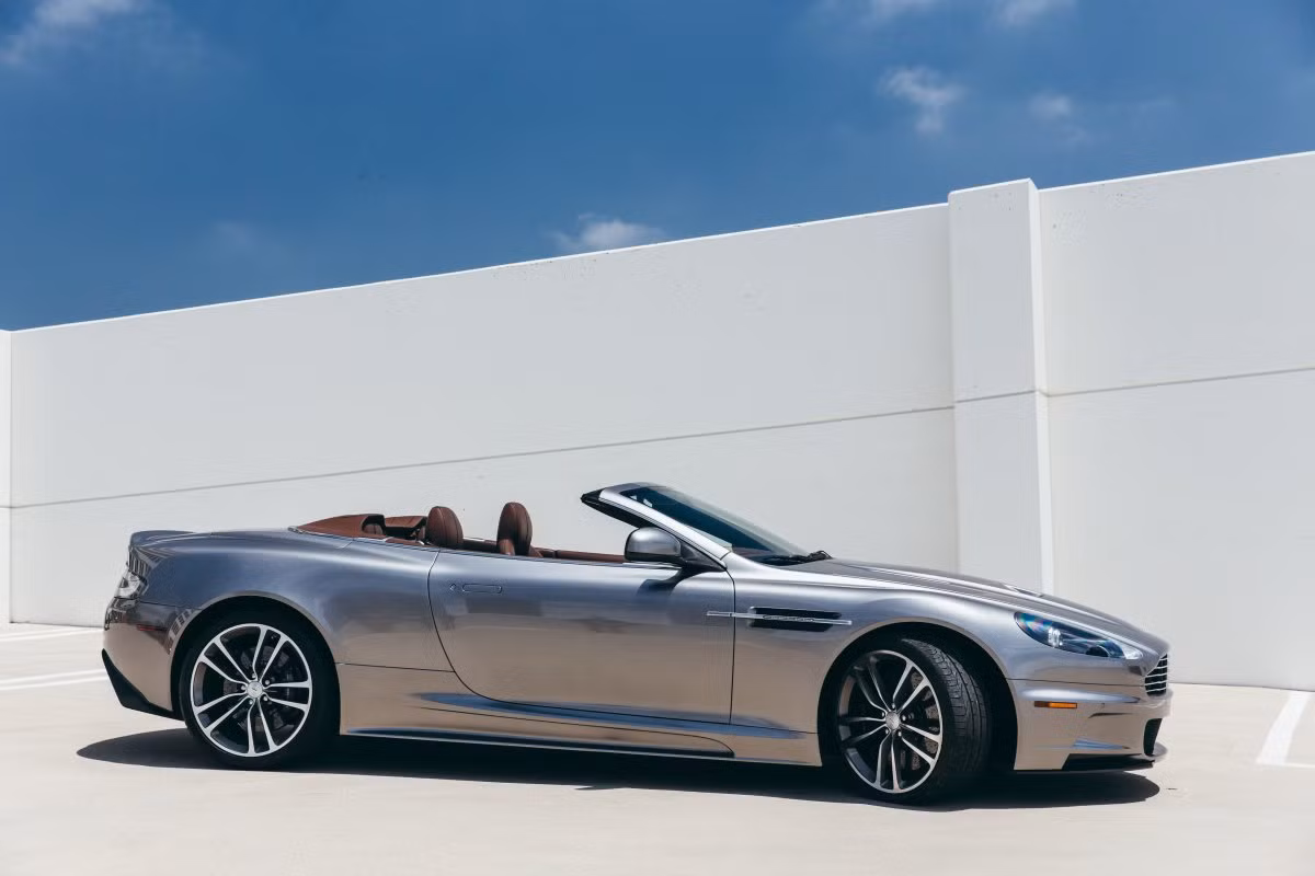 Aston Martin DBS Volante trang bị động cơ V12 công suất 510 mã lực.