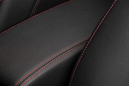 ... ngoài hệ thống da bọc 2 tông màu đen-đỏ cùng đường khâu bằng chỉ đỏ.