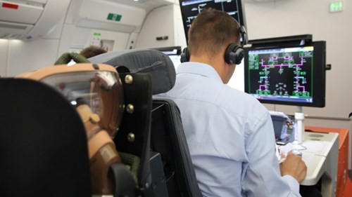 Có 2 kỹ sư làm việc ở cabin phía sau máy bay.