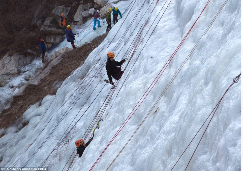 Mọi người rất thích thú khi được trải nghiệm thử thách leo thác băng.