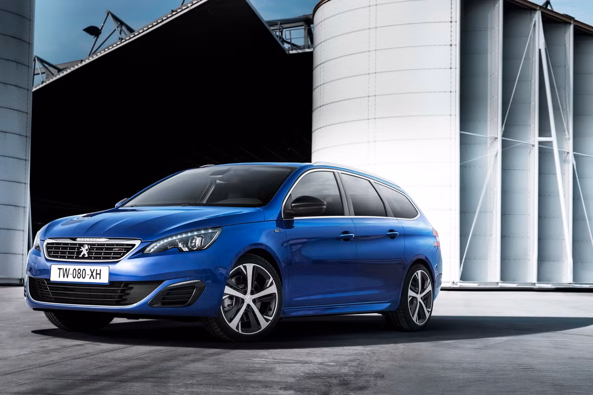 Phiên bản động cơ xăng được trang bị hộp số cơ 6 cấp độ, trong khi phiên bản động cơ diesel sử dụng hộp số tự động 6 cấp.