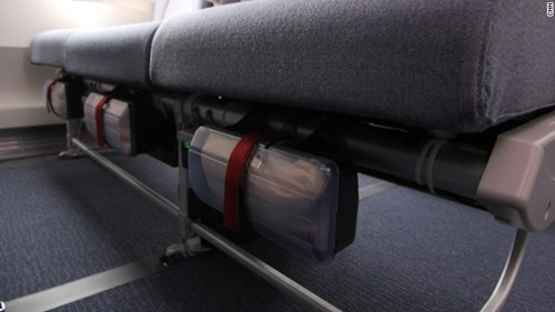 Áo phao được đặt dưới gầm ghế.