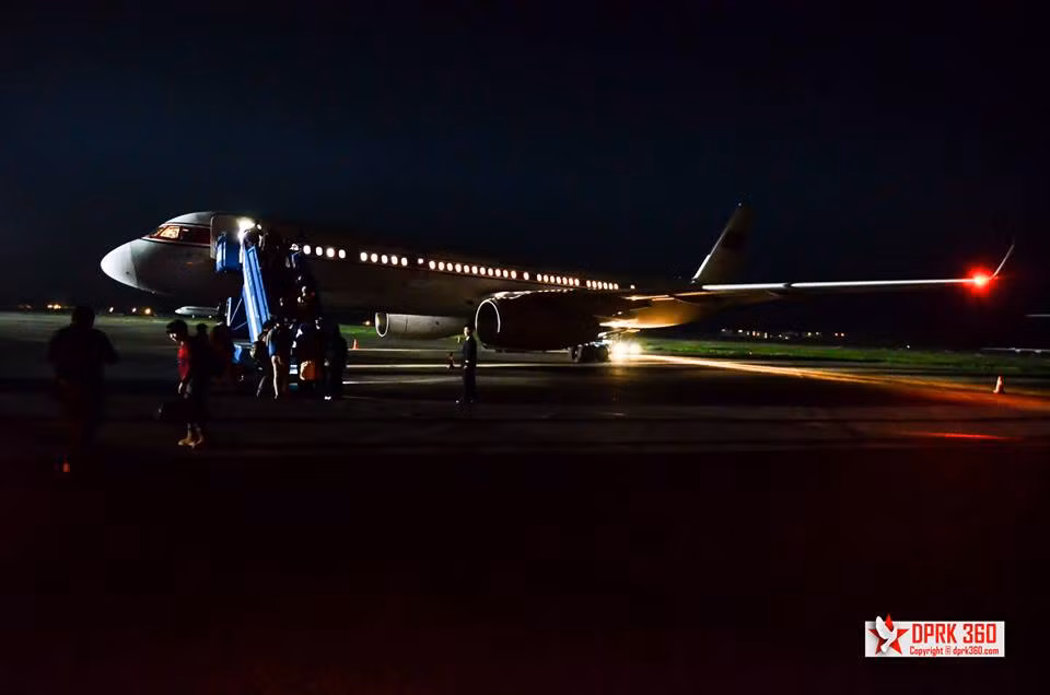 Cảnh hành khách lên máy bay vào buổi tối tại sân bay quốc tế ở thủ đô Bình Nhưỡng, Triều Tiên.