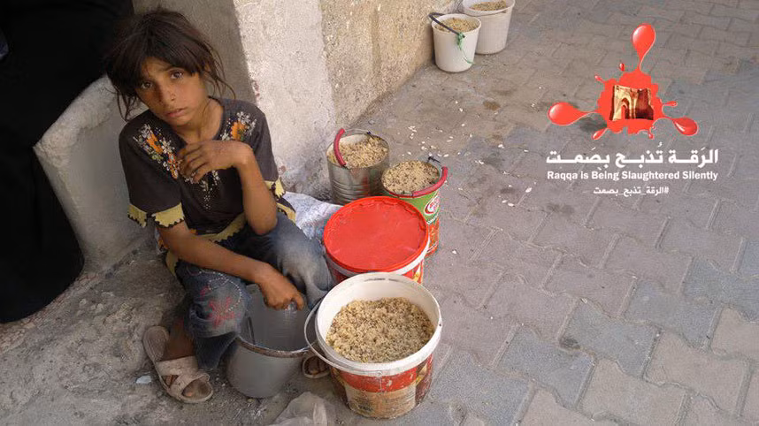 Thay vì đến trường học, bé gái này phải bán thực phẩm trên vỉa hè để kiếm tiền phụ giúp gia đình.