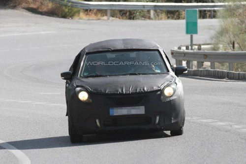 Ở phía trước, hệ thống đèn LED dưới lưới sắt dường như không được trang bị cho mẫu thử nghiệm này.