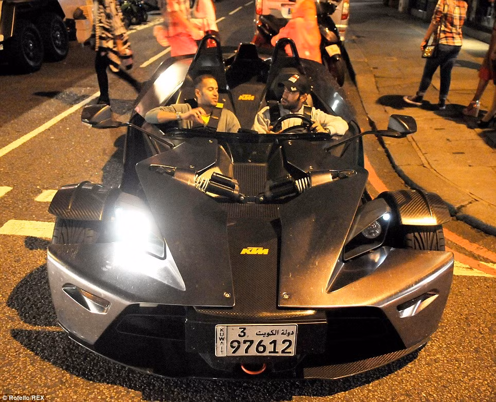 Chiếc KTM X-Bow có giá 131.000 USD. Nó có thể chạy với vận tốc tối đa 231 km/h và tăng tốc từ 0-100 km/h trong vòng 3,9 giây.