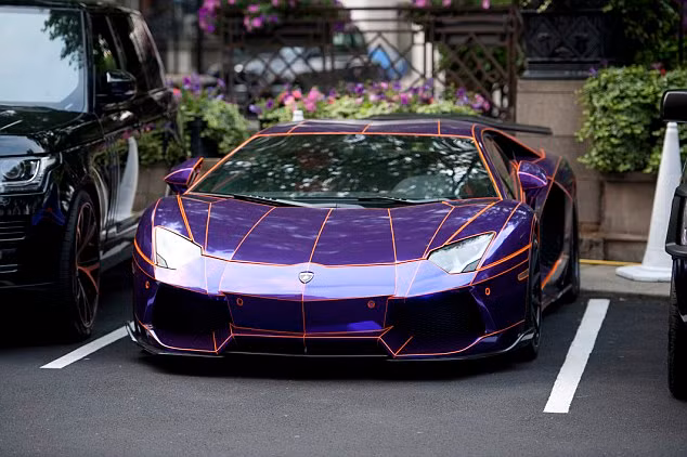 Một chiếc siêu xe Lamborghini Aventador được trang trí bắt mắt với màu tím mộng mơ ấn tượng trên đường phố London.
