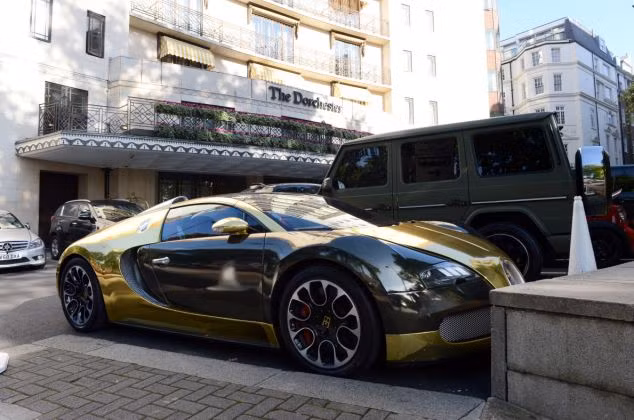 Siêu xe Bugati Veyron dát vàng bên ngoài khách sạn Dorchester.