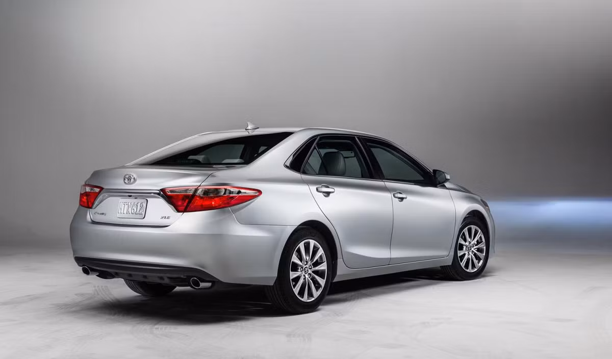 Ba phiên bản LE, SE và XSE được trang bị động cơ 4 xi-lanh 2.5L với công suất 178 mã lực và mô-men xoắn cực đại 230 Nm cùng hộp số tự động 6 cấp độ. Riêng phiên bản XLE có thể được trang bị động cơ V6 3.5L công suất 268 mã lực.