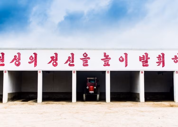 Nhà để máy kéo được đánh số cẩn thận.