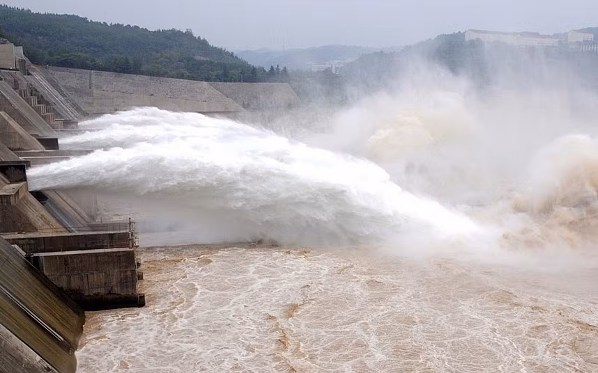 Những dòng nước hoành tráng trong lúc xả bùn ở sông Hoàng Hà.