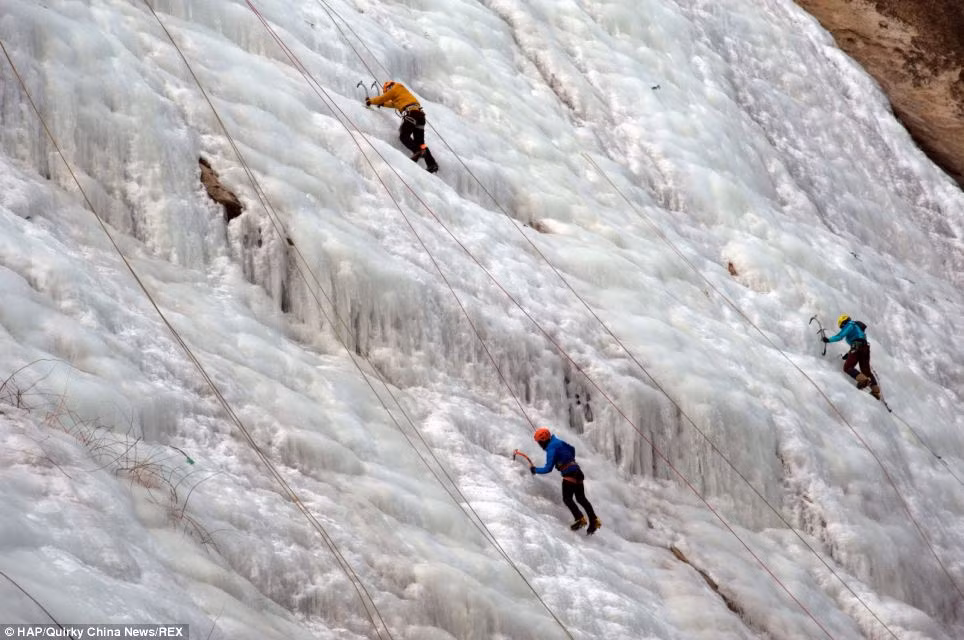 Hàng chục người leo núi với những dụng cụ chuyên nghiệp, đã thử sức leo lên thác nước này.