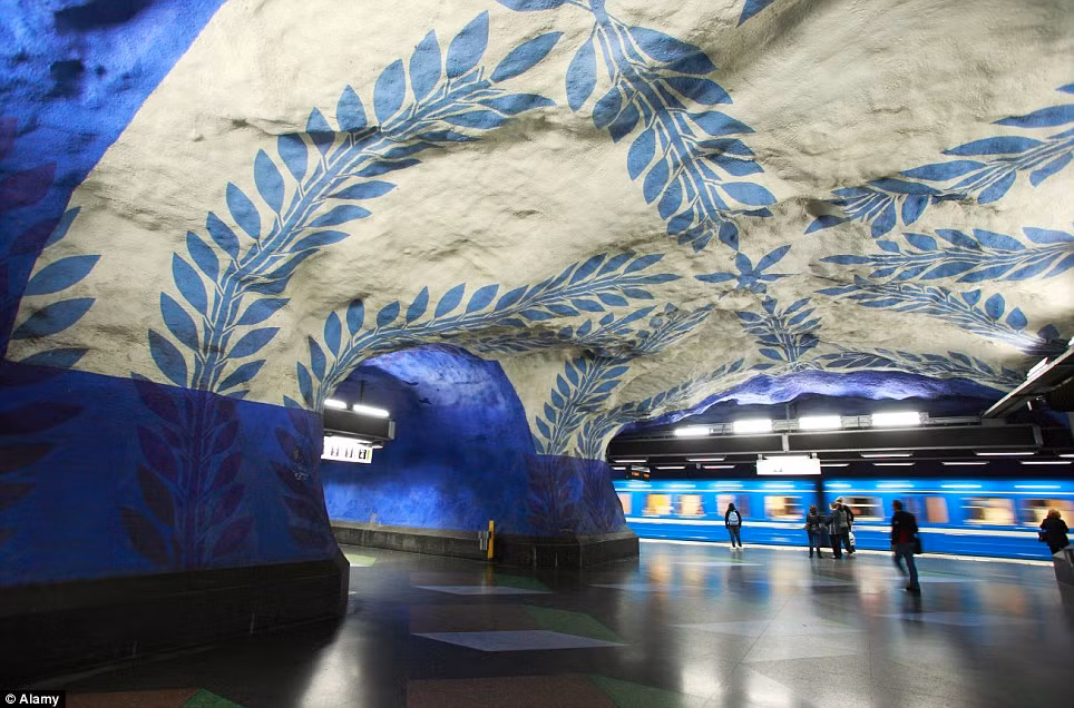 Những họa tiết lá o liu màu xanh trắng tại nhà ga T-Centralen. Những họa tiết này lấy cảm ứng từ Olympics cổ đại.