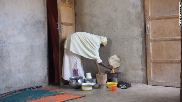 Vợ của Fame làm nghề vận chuyển muối từ thuyền lên bờ.