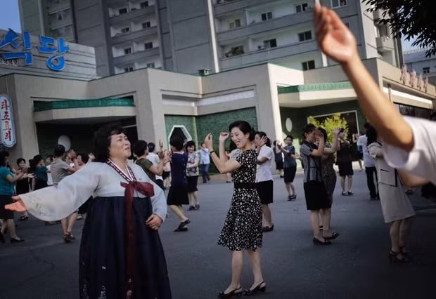 Những người phụ nữ tham gia nhảy múa trên đường phố ở Bình Nhưỡng.