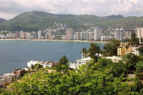 4. Acapulco, Mexico: Acapulco từng là một địa điểm hấp dẫn với khách du lịch, nhưng hiện tại các bãi biển tuyệt đẹp ở đây rất vắng khách. Các băng nhóm buôn bán ma túy và tội phạm là một vấn đề trên toàn Mexico và trở nên tồi tệ hơn. Các vụ giết người xảy ra thường xuyên tại thành phố cảng này.
